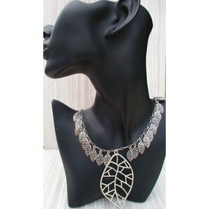 Jessica Simpson Matte Silver-Tone Leaf Necklace 16"